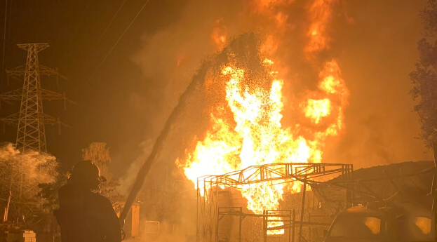 廣州增城一油罐起火，罐體內(nèi)約5噸汽油，現(xiàn)場(chǎng)燃燒火光沖天